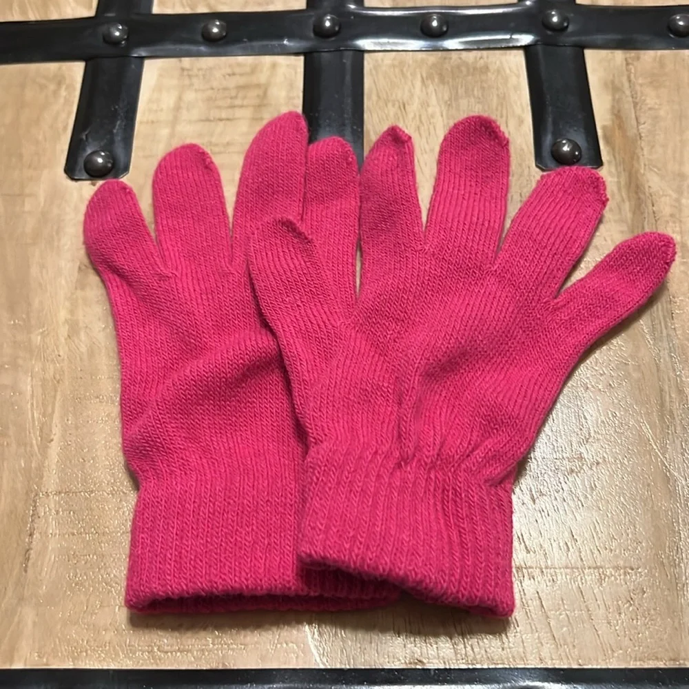 8 pairs of women’s gloves